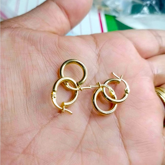 18karat Saudi Gold small loop earrings- pawnable & authentic gold. - Picture 1 of 2